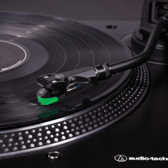 AUDIO-TECHNICA AT-LP140 XP SILVER - 469,00€ (Platines vinyles) - Seveneant  Musique - N°1 en Bretagne de la vente d'instruments de musique, matériel  sonorisation, éclairage, vidéo et DJ shop